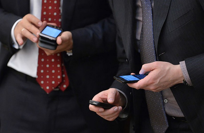 В Казахстане вводят запрет на смартфоны для чиновников госаппарата