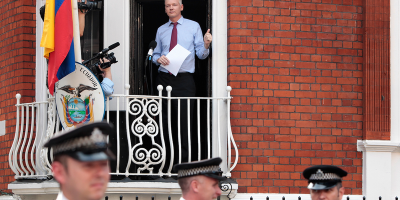 Основатель "Викиликс" готов сдаться властям